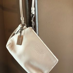 💯 Authentic Coach wristlet